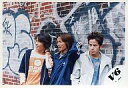 【中古】生写真(ジャニーズ)/アイドル/V6 V6/三宅・森田・岡田/横型・上半身・青色ジャージ・白ジャケット・インナーオレンジ・水色・背景レンガ・目線左/公式...
