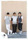 【中古】生写真(ジャニーズ)/アイドル/V6 V6/三宅・森田・岡田/全身・衣装グレー・ズボン白・センター森田両手ポケット・背景ベージュ・帽子黒/公式生写真
