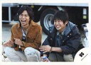 【中古】生写真(ジャニーズ)/アイドル/V6 V6/井ノ原快彦・三宅健/横型・ジャケット茶色・コート黒・ズボン白・しゃがみ・笑顔/公式生写真
