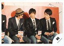 【中古】生写真(ジャニーズ)/アイドル/V6 V6/森田・三宅・岡田/横型・ジャケット黒・シャツ白・ネクタイ・ジーンズ・座り・森田帽子/公式生写真