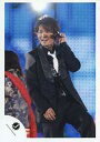 【中古】生写真(ジャニーズ)/アイドル/V6 V6/長野博/ライブフォト・膝上・衣装黒・ネクタイ白・左手マイク・背景青・人/公式生写真