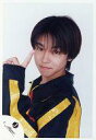 【中古】生写真(ジャニーズ)/アイドル/ジャニーズ ジャニーズ/屋良朝幸/バストアップ・ジャージ黒・黄ライン・左手指差し・背景白/公式生写真