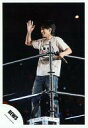 【中古】生写真(ジャニーズ)/アイドル/NEWS NEWS/錦戸亮/シャツ・ジーンズ・全身・右手パー・左手マイク・笑顔・ライブフォト/公式生写真