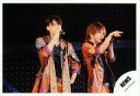 【中古】生写真(ジャニーズ)/アイドル/NEWS NEWS/錦戸亮・手越祐也/横型・衣装オレンジ・上半身・手越指差し・ライブフォト/公式生写真