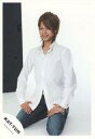 【中古】生写真(ジャニーズ)/アイドル/KAT-TUN KAT-TUN/上田竜也/全身・シャツ白・ジーンズ・正座・座り・両手膝・背景白・ロゴ「KAT-TUN」/公式生写真