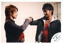 【中古】生写真(ジャニーズ)/アイドル/タッキー&翼 タッキー&翼/滝沢秀明・今井翼/横型・バストアップ・衣装黒・今井インナー赤・手グー合わせ・背景白/公式生写真
