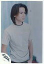 【中古】生写真(ジャニーズ)/アイドル/KinKi Kids Kinki Kids/堂本光一/腰上・衣装Tシャツグレー・ジーンズ・両手ポケット・背景水色/公式生写真
