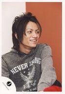 【中古】生写真(ジャニーズ)/アイドル/KAT-TUN KAT-TUN/田中聖/上半身・パーカーグレー・左手前・目線右・背景オレンジ白/公式生写真