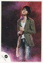 【中古】生写真(ジャニーズ)/アイドル/KAT-TUN KAT-TUN/上田竜也/ライブフォト・衣装カーキ色・インナー白・ジーンズ・両手マイク・目線左・背景赤・ロゴ「J」/公式生写真