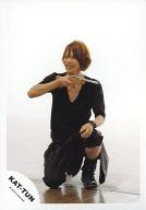 【中古】生写真(ジャニーズ)/アイドル/KAT-TUN KAT-TUN/上田竜也/衣装黒・しゃがみ・座り・右手射的銃..