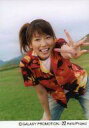 【中古】生写真(ハロプロ)/アイドル/カントリー娘。 カントリー娘。/里田まい/膝上・衣装赤のアロハシャツ・ジーンズ・左手ピース・右手下・背景野外/公式生写真