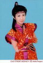 【中古】生写真(ハロプロ)/アイドル/モーニング娘。 モーニング娘。/矢口真里/膝上・衣装和服オレンジ紫・両手絡め・背景水色/公式生写真