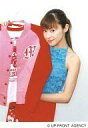 【中古】生写真(ハロプロ)/アイドル/Hello!Project 松浦亜弥/膝上・衣装青・右手に赤.ピンク色服持ち・背景白/公式生写真