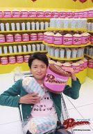 【中古】生写真(ジャニーズ)/アイドル/嵐 嵐/大野智/膝上・衣装緑・シャツピンク・カートに乗り・両手..