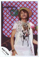 【中古】生写真(ジャニーズ)/アイドル/KAT-TUN KAT-TUN/上田竜也/ライブフォト・上半身・衣装白・首飾..