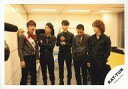 【中古】生写真(ジャニーズ)/アイドル/KAT-TUN KAT-TUN/集合(5人)/横型・衣装黒・グレー・ズボン黒・中丸タスキ・背景会議室/公式生写真