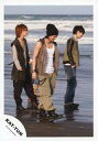 【中古】生写真(ジャニーズ)/アイドル/KAT-TUN KAT-TUN/上田・田中・中丸/全身・衣装カーキ色・茶色・ズボン黒・緑・ジーンズ・体右向き・ニット帽・背景海辺/公式生写真