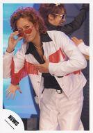 【中古】生写真(ジャニーズ)/アイドル/NEWS NEWS/山下智久・小山慶一郎 /膝上・衣装白赤・右手サングラス・左手胸元・背景水色/公式生写真
