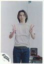 【中古】生写真(ジャニーズ)/アイドル/KinKi Kids Kinki Kids/堂本光一/膝上・衣装Tシャツグレー・ジーンズ・両手ピース・背景白/公式生写真
