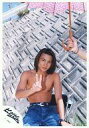 【中古】生写真(ジャニーズ)/アイドル/KinKi Kids Kinki Kids/堂本光一/膝上・上半身裸・ジーンズ・右手ピース・座り・傘・背景グレー/公式生写真