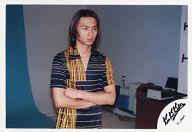 【中古】生写真(ジャニーズ)/アイドル/KinKi Kids KinKi Kids/堂本光一/横型・上半身・衣装紺.黄色・腕組み・目線右/公式生写真