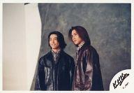 【中古】生写真(ジャニーズ)/アイドル/KinKi Kids Kinki Kids/堂本剛・堂本光一/横型・上半身・ジャケット黒茶・シャツ白黒・目線左・背景グレー/公式生写真