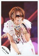 【中古】生写真(ジャニーズ)/アイドル/KAT-TUN KAT-TUN/上田竜也/ライブフォト・膝上・衣装白・首飾り..