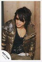 【中古】生写真(ジャニーズ)/アイドル/KAT-TUN KAT-TUN/上田竜也/上半身・衣装金.黒・サングラス・カーキ色ズボン/公式生写真