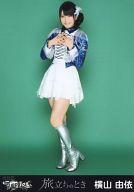【中古】生写真(AKB48 SKE48)/アイドル/AKB48 横山由依/全身 両手胸/｢旅立ちのとき｣ホールVer