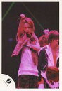 【中古】生写真(ジャニーズ)/アイドル/KAT-TUN KAT-TUN/田中聖/ライブフォト・膝上・袖無し衣装迷彩・右手上げ・横に人・ライト赤/公式生写真