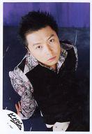 【中古】生写真(ジャニーズ)/アイドル/Kinki Kids Kinki Kids/堂本剛/バストアップ・衣装黒(袖白ピンク柄)・背景紫・上から撮影/公式生写真