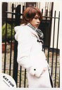【中古】生写真(ジャニーズ)/アイドル/KAT-TUN KAT-TUN/上田竜也/膝上・衣装コート白.黒・チェック柄マフラー・右手ポケット・右向き・野外/公式生...