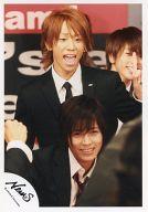 【中古】生写真(ジャニーズ)/アイドル/NEWS NEWS/山下智久・小山慶一郎 /バストアップ・衣装スーツ黒白・左人差し指立て・背景黒赤/公式生写真