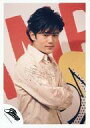 【中古】生写真(ジャニーズ)/アイドル/SMAP SMAP/稲垣吾郎/上半身・シャツ白・腕組み・体右向き・背景白赤黄/公式生写真