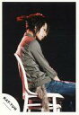 【中古】生写真(ジャニーズ)/アイドル/KAT-TUN KAT-TUN/上田竜也/ライブフォト・膝上・衣装緑・ジーンズ・椅子に座り・目線下・背景黒・髪縛り/公式生写真