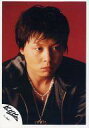 【中古】生写真(ジャニーズ)/アイドル/KinKi Kids Kinki Kids/堂本剛/バストアップ・衣装黒・ネックレス・目線右・背景赤/公式生写真(3)