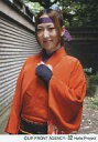 【中古】生写真(ハロプロ)/アイドル/ハロプロ ハロー!プロジェクト/前田有紀/腰上・衣装和服オレンジ・左手胸元・鉢巻・背景植物/公式生写真
