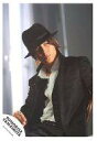 【中古】生写真(ジャニーズ)/アイドル/ジャニーズ 山下智久/上半身・衣装ジャケット黒・帽子・椅子に座り・目線右・ロゴ「TOMOHISA YAMASHITA」/...