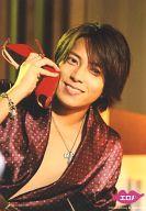 【中古】生写真(ジャニーズ)/アイドル/ジャニーズ 山下智久/バストアップ 衣装赤茶 右手ハイヒール赤/エロP