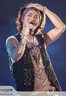 【中古】生写真(ジャニーズ)/アイドル/KAT-TUN KAT-TUN/赤西仁/ライブフォト・上半身・袖なし衣装茶.黒・右手マイク・左手頭・ヘアバンド・johnny’s web/公式生写真【タイムセール】