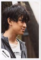 【中古】生写真(ジャニーズ)/アイドル/関ジャニ∞ 関ジャニ∞/横山裕/バストアップ・パーカーグレー・インナー白・背景木/公式生写真