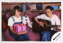 【中古】生写真(ジャニーズ)/アイドル/関ジャニ∞ 関ジャニ∞/安田章大・渋谷すばる/横型・膝上・座り・安田両手プレゼント・渋谷ギター/公式生写真