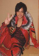 【中古】生写真(ジャニーズ)/アイドル/NYC NYC/中山優馬/膝上・座り・衣装赤・右手ピース・背景ベージュ・枠無し/公式生写真(3)