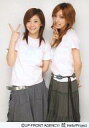 【中古】生写真(ハロプロ)/アイドル/Hello! Project Hello! Project/後藤真希・松浦亜弥/膝上・Tシャツピンク・「-6%」・右手ピース・背景白/公式生写真