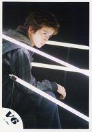【中古】生写真(ジャニーズ)/アイドル/V6 V6/岡田准一/膝上・右向き・チェック柄衣装緑・蛍光灯・背景..