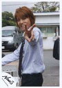 【中古】生写真(ジャニーズ)/アイドル/NEWS NEWS/手越祐也/屋外・左手ピース・上半身/公式生写真