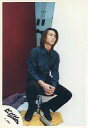 【中古】生写真(ジャニーズ)/アイドル/Kinki Kids Kinki Kids/堂本光一/全身・シャツ紺色・ズボン黒・座り・目線右向き・背景白/公式生写真