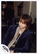 【中古】生写真(ジャニーズ)/アイドル/Kinki Kids Kinki Kids/堂本光一/上半身・ジャケット青・ストール金・左向き・座り/公式生写真
