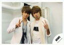 【中古】生写真(ジャニーズ)/アイドル/NEWS NEWS/増田貴久・手越祐也/横型・上半身・衣装白・ピース・ストール・背景白/公式生写真
