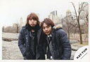 【中古】生写真(ジャニーズ)/アイドル/KAT-TUN KAT-TUN/田口淳之介・中丸雄一/横型・上半身・ジャケットグレー・黒・両手ポケット・背景野外・建物/公式生写真(3)